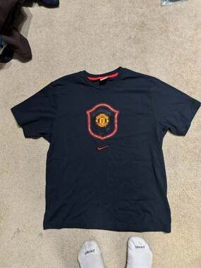 Vintage early 2000s Nike Manchester United Center Swoosh Graphic T-Shirt